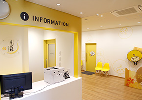 月化粧ファクトリー入口